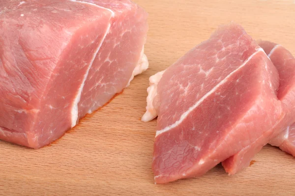 Bitar av kött på en planka — Stockfoto