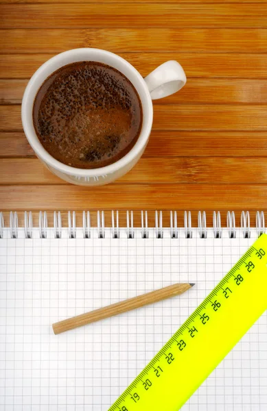 Notebook vonalra, és a kávé — Stock Fotó