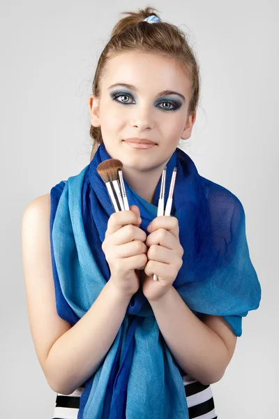 Jovem Sorridente Segurando Pincéis Maquiagem Retrato Mulher Bonita Com Escovas — Fotografia de Stock