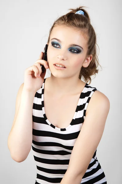 Lähikuva muotokuva söpö nuori tyttö puhuu matkapuhelimella . — kuvapankkivalokuva