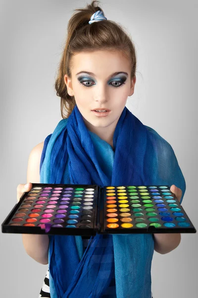 Uma Menina Admira Coleção Maquiagem Para Visagem Criativa — Fotografia de Stock