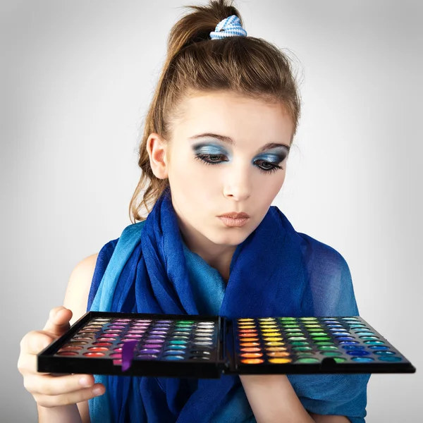 Uma Menina Admira Coleção Maquiagem Para Visagem Criativa — Fotografia de Stock