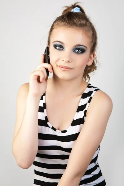 Närbild porträtt av en söt ung tjej som pratar i mobiltelefon. — Stockfoto