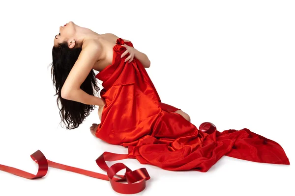 美しい若い女性は赤い布で覆われています。. — ストック写真