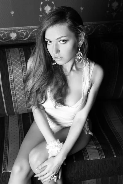 Czarno-białe zdjęcie młodych kobiet w luksusowych. — Zdjęcie stockowe