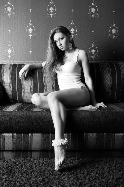 Schwarz-Weiß-Fotografie junger Frauen in luxuriöser Umgebung. — Stockfoto