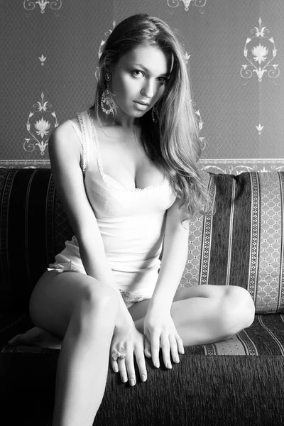 A fiatal nők luxus környezetben a fekete-fehér fénykép. — Stock Fotó