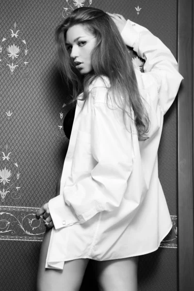 Zwart / wit foto van een mooi meisje in een shirt. — Stockfoto