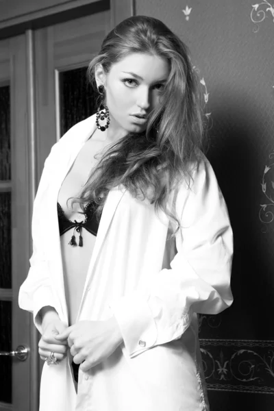 Güzel bir kız bir gömlek siyah beyaz fotoğraf. — Stok fotoğraf