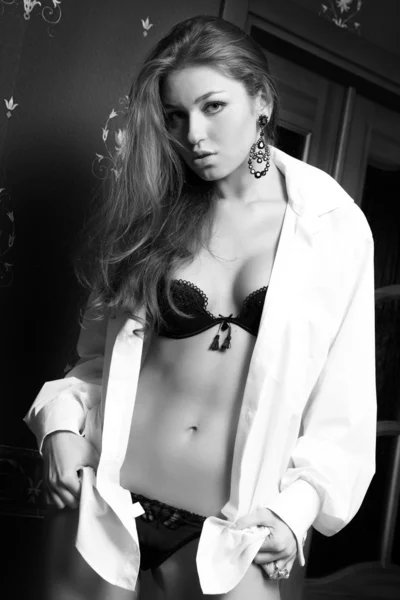 Foto en blanco y negro de una hermosa chica con camisa . —  Fotos de Stock