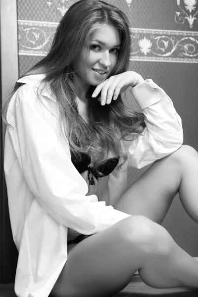 Schwarz-Weiß-Foto eines schönen Mädchens im Hemd. — Stockfoto