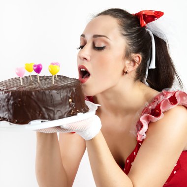 chokolate pasta ile genç bir kadın.