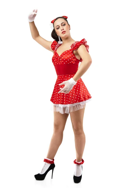 En ung kvinna i röd klänning skildrar en docka. — Stockfoto