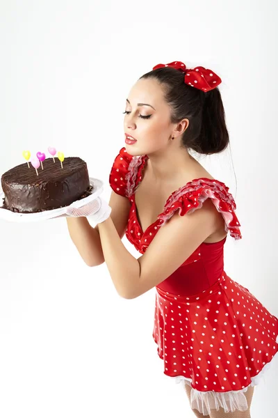 Młoda kobieta z chokolate ciasto. — Zdjęcie stockowe