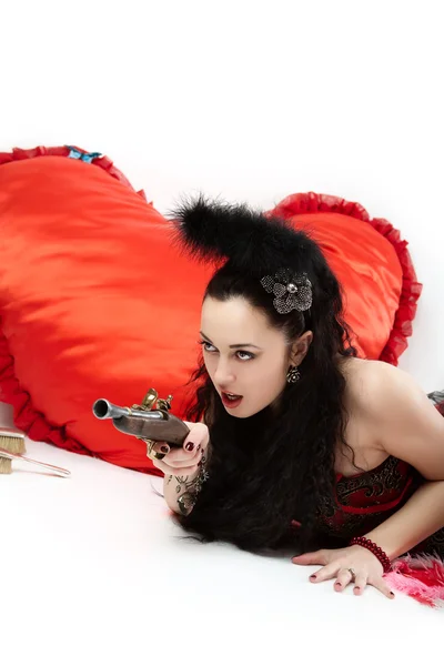 Girl shoots a pistol at Valentine's Day. — Stock Photo, Image