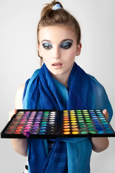 Portret van mooie vrouw met make-up palet. — Stockfoto