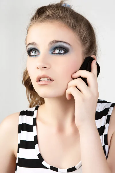 Closeup portret van een schattige jonge meisje praten op mobiele telefoon. — Stockfoto
