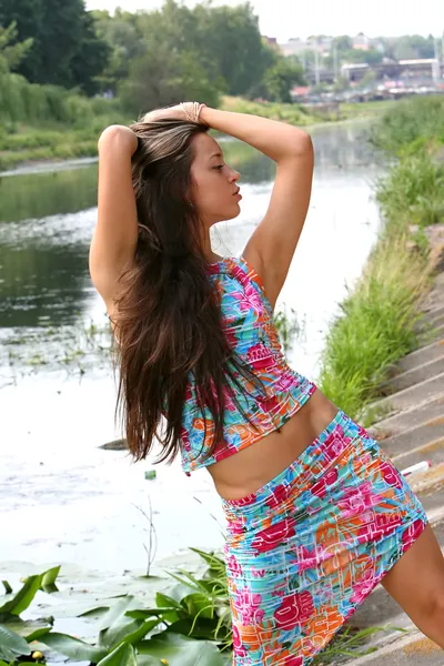 Молодые красивые женщины с длинными волосами у реки . — стоковое фото