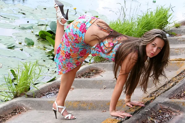 Junge schöne Frauen mit langen Haaren in der Nähe des Flusses. — Stockfoto