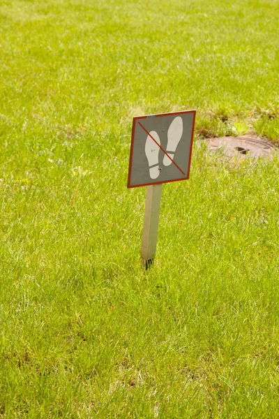 Non camminare sull'erba — Foto Stock