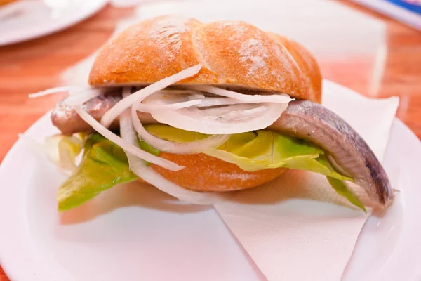 タマネギ、ニシンのサンドイッチ — ストック写真