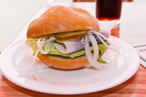 Лук и сэндвич с сельдью — стоковое фото