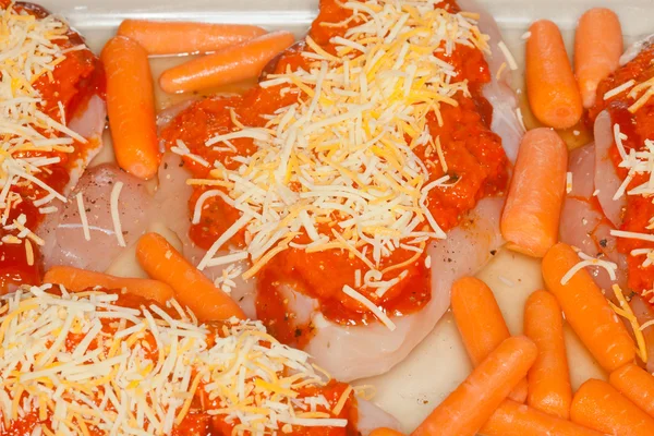 Hühnchen mit Karotten — Stockfoto