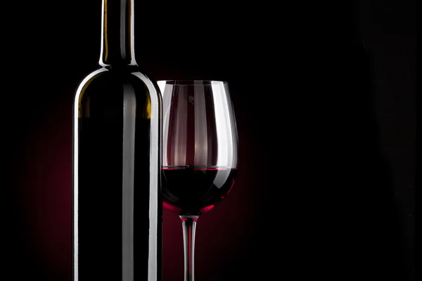 Бутылка красного вина — стоковое фото