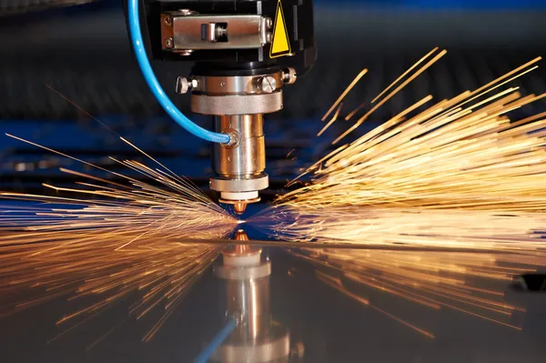 Corte a laser de chapa metálica com faíscas — Fotografia de Stock