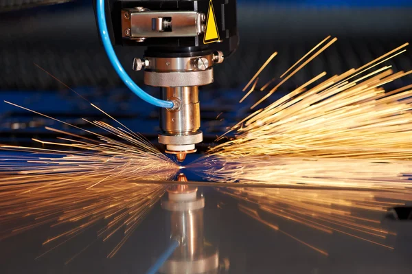 Corte a laser de chapa metálica com faíscas Fotos De Bancos De Imagens