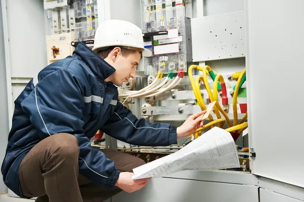 Elektricien controleren bekabeling lijn van de macht — Stockfoto