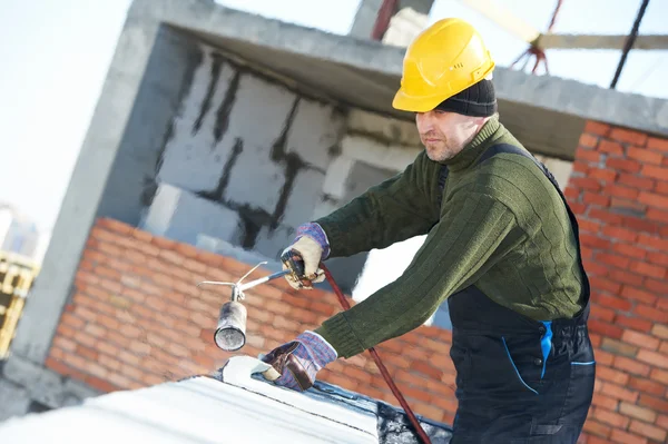 Platte dakbedekking werken met dakbedekking Vilt — Stockfoto