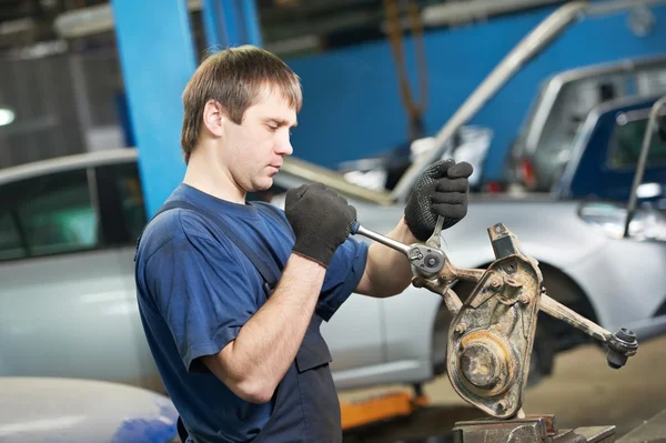 Automonteur op het werk met moersleutel moersleutel — Stockfoto