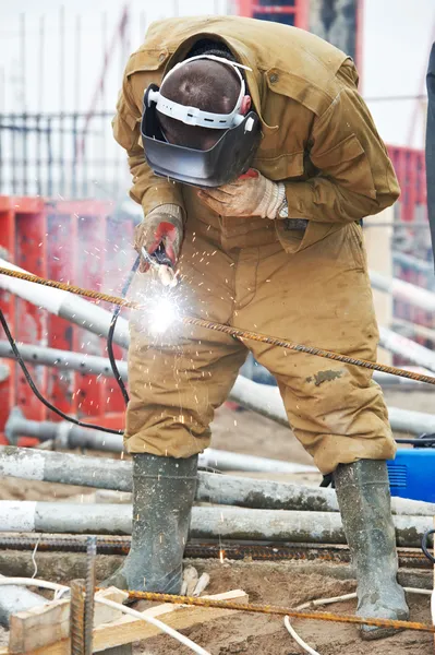 Constructor trabajador wellder en el trabajo — Foto de Stock