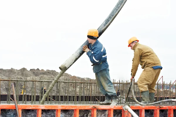 Constructor trabajador verter hormigón en forma — Foto de Stock