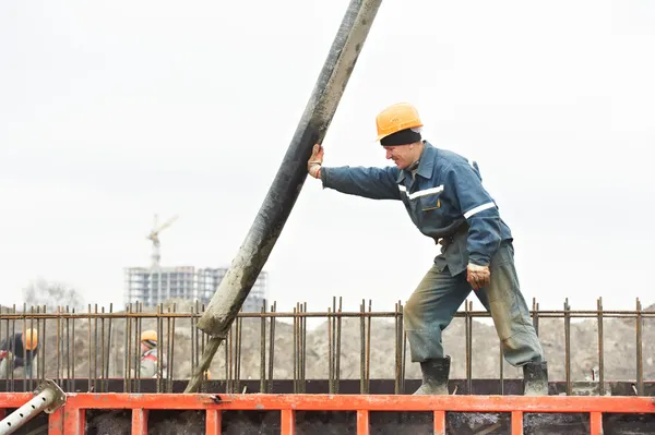 Pracownik konstruktora wylewanie betonu w postaci — Zdjęcie stockowe