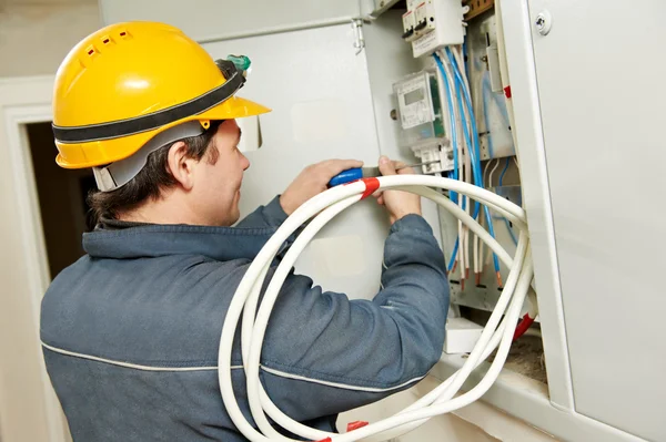 Eletricista instalar medidor de poupança de energia — Fotografia de Stock
