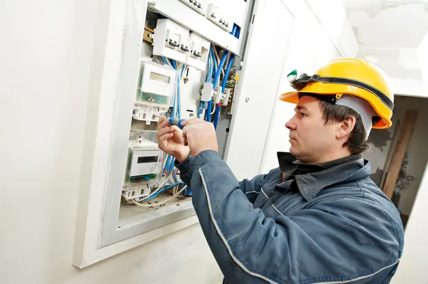 에너지 절약 측정기를 설치하는 전기 기술자 스톡 사진