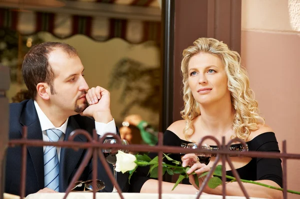 Man en meisje met wijn in café op een datum — Stockfoto