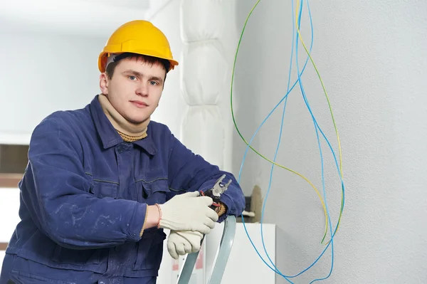 Eletricista em trabalhos de fiação de cabos — Fotografia de Stock