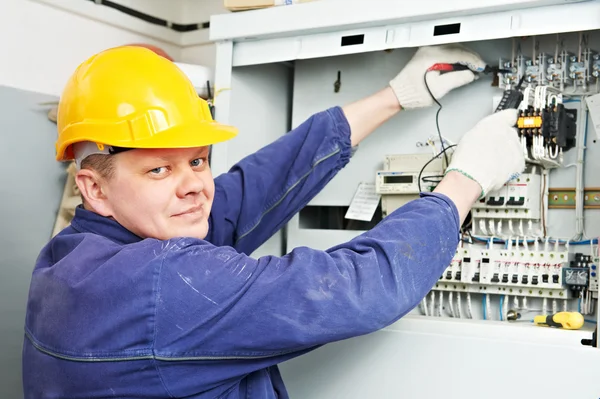 Eletricista medir a tensão com multímetro — Fotografia de Stock