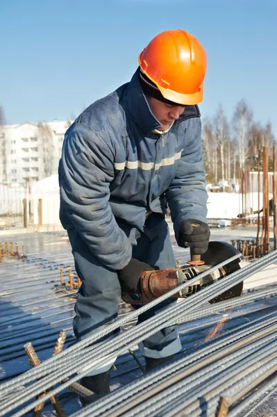 Constructor trabaja con refuerzo de hormigón — Foto de Stock