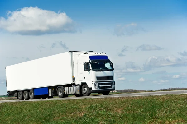 Белый грузовик с белым трейлером над голубым небом — стоковое фото