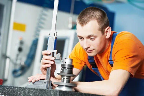 Arbeiter messen Schneidwerkzeug — Stockfoto