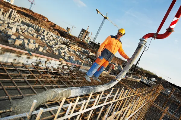 Builder arbetare på betong hälla arbete — Stockfoto