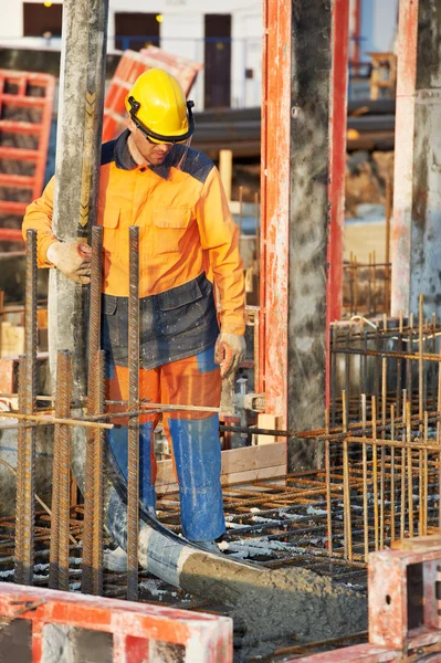 Konstruktor pracownika w betonowe wylewanie pracy — Zdjęcie stockowe