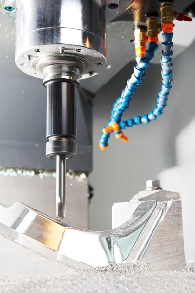 Proceso de primer plano de mecanizado de metales por molino — Foto de Stock
