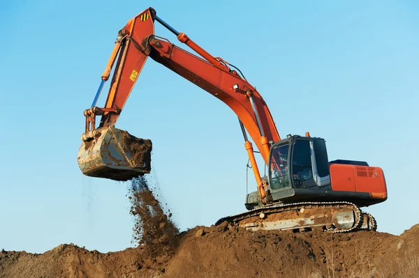 Escavatore a pale gommate al lavoro — Foto Stock