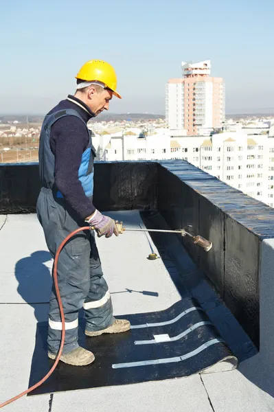 Cobertura de telhado plana funciona com feltro de cobertura — Fotografia de Stock