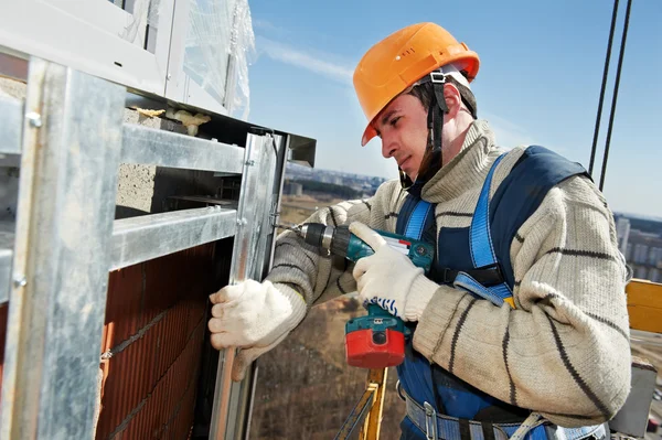 Constructores de trabajadores en la instalación de azulejos de fachada —  Fotos de Stock